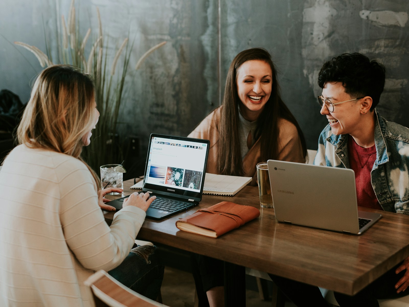 Equipe colaborando em reunião de trabalho, atendimento humano e próximo