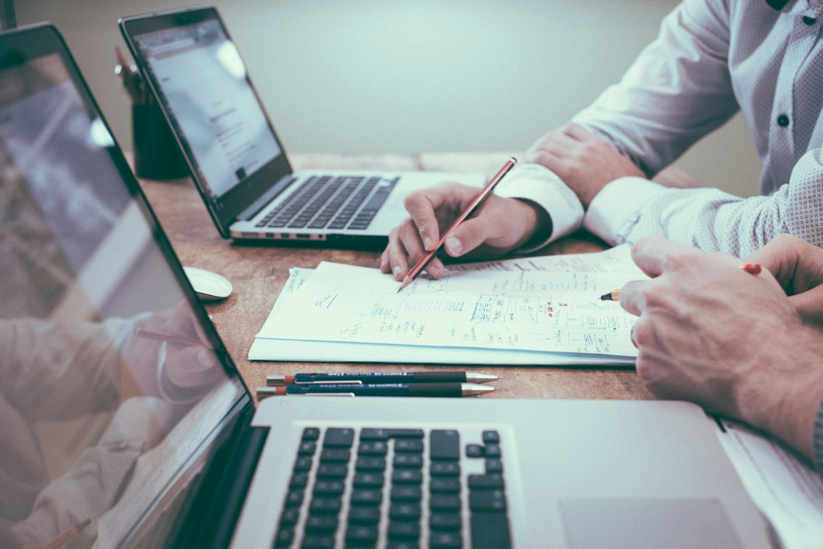 Profissional analisando documentos e indicadores: mapeamento e adequação à LGPD na prática